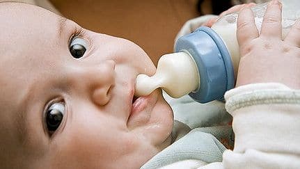 Latte in polvere per neonati: cosa dice la legge